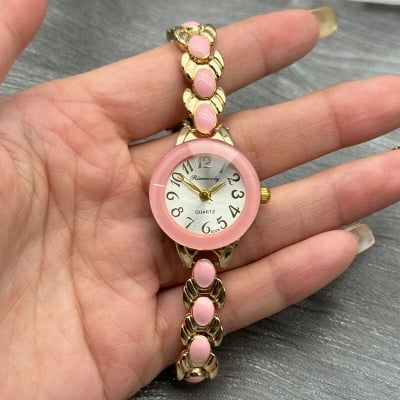 Picture of Experience premium style at an unbeatable price Women's Watch - Gold