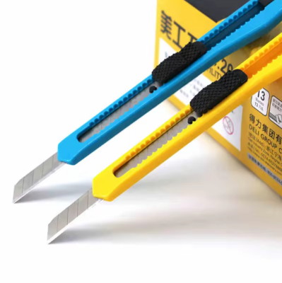 Picture of Deli E2052 Auto Lock Plastic Shell Retractable Anti Cutter-Multicolor