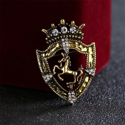 Picture of Vintage Rhinestone Fashionable Horse Crown Brooch for Men Suit Accessories (Antique Gold)