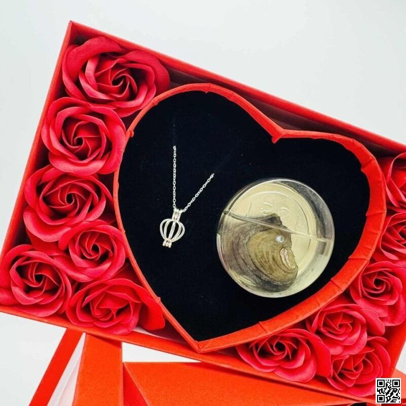 Picture of Love Pearl Box Red
