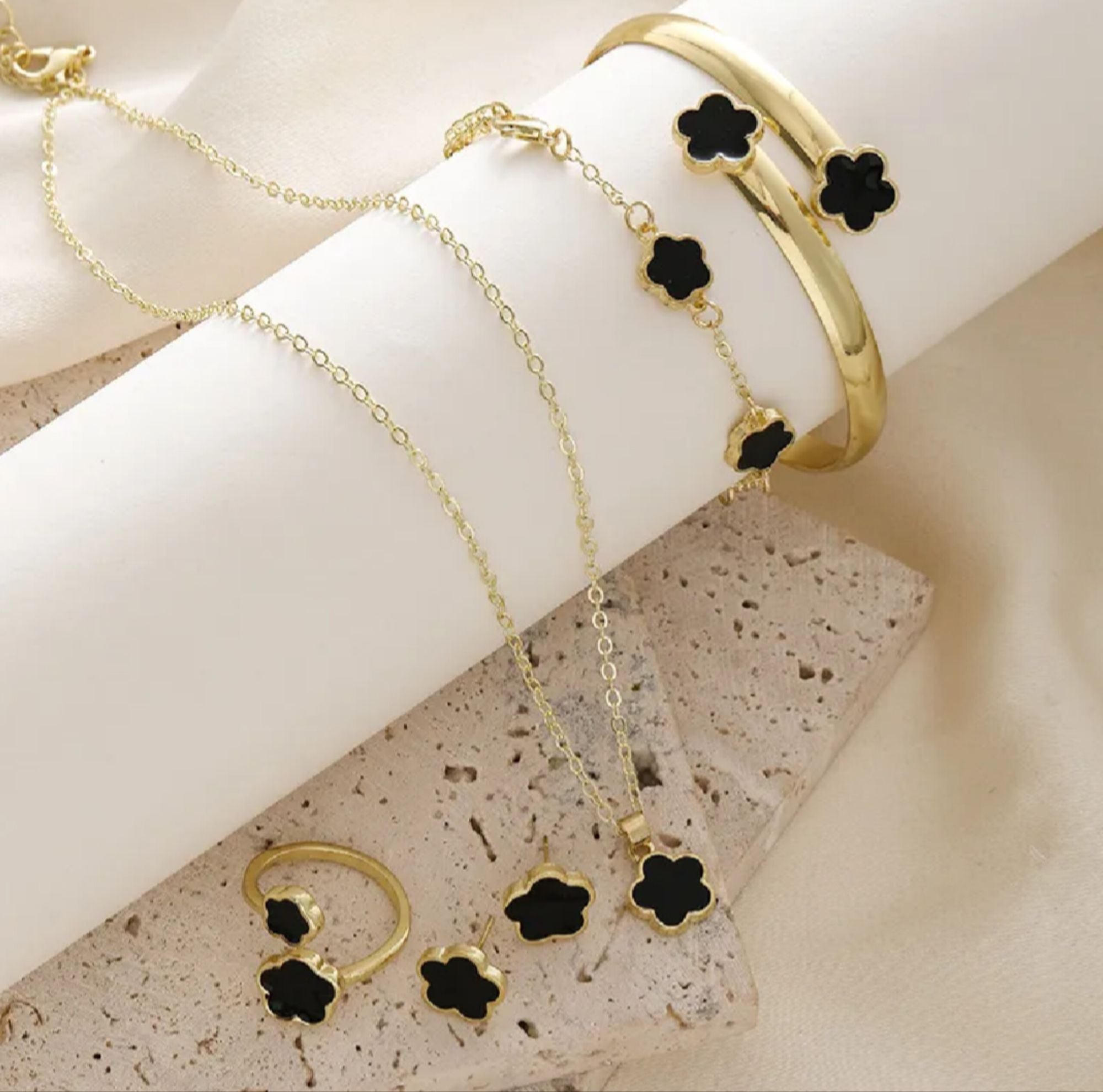 Picture of Luxury Gold Black Clover 4PCS Jewelry Set for Women | Necklace, Bracelet, Ring & Earrings - Black