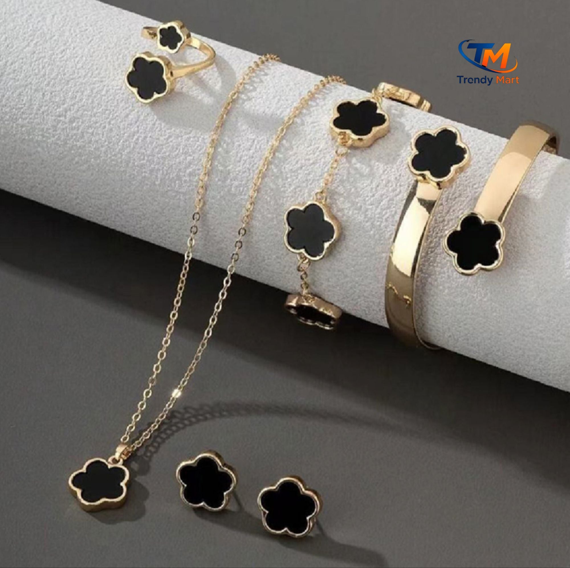 Picture of Luxury Gold Black Clover 4PCS Jewelry Set for Women | Necklace, Bracelet, Ring & Earrings - Black