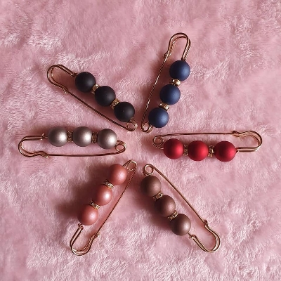 Picture of 6pcs/set Gorgeous Rhinestone Pearl Brooch Pin Dress Sweater Decoration Fashion Women's Waist Fixing and Adjusting Clip-Multicolor