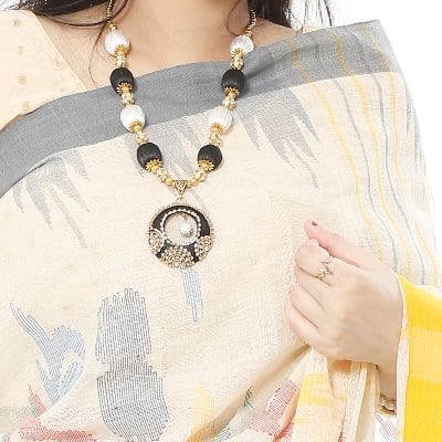 Picture of Tassel Setting White Color Monipuri Tant Saree