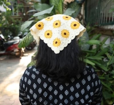 Sunflower Crochet Bandana – The Perfect Boho Touch Bring sunshine to your style with our sunflower crochet bandana — a handcrafted piece that blends vintage charm with modern flair. Whether you're heading to a festival, beach outing or a casual brunch, this boho-chic accessory adds a bright and playful touch to your look