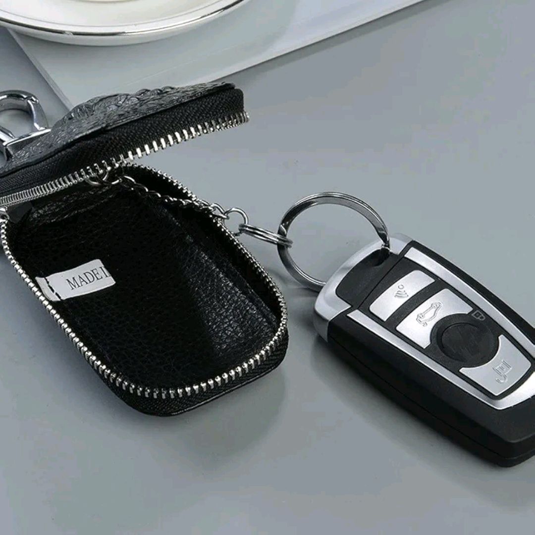 Picture of Universal Zipper Key Holder Bag with Keychain – Stylish Protection for Remote Key Fob (Black)