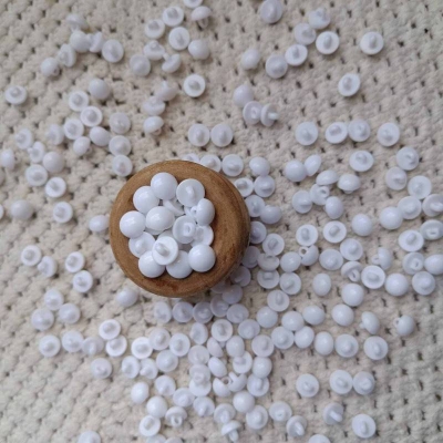 Picture of RESIN SHANK BUTTON - WHITE 15 pices-White