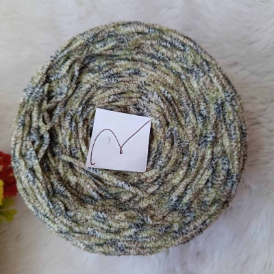 Picture of microfiber chenille yarn knitting patterns velvet chenille yarn for knitting (Hook Size 2.5 - 3.0 mm)
