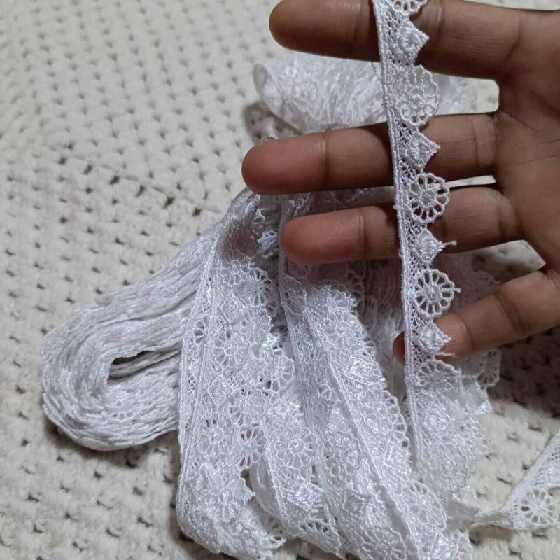 Picture of 5 yards 0.6 cm daisy flower lace-White