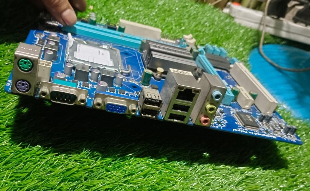 Picture of G-i-g-a-b-y-t-e G- M-S-I A-S-U-S 41 DDR-3 DIMM R-A-M Supporters Motherboard (d-uel core,Pen-tium ,C-ore2 d-ue pro support) 1year service warranty