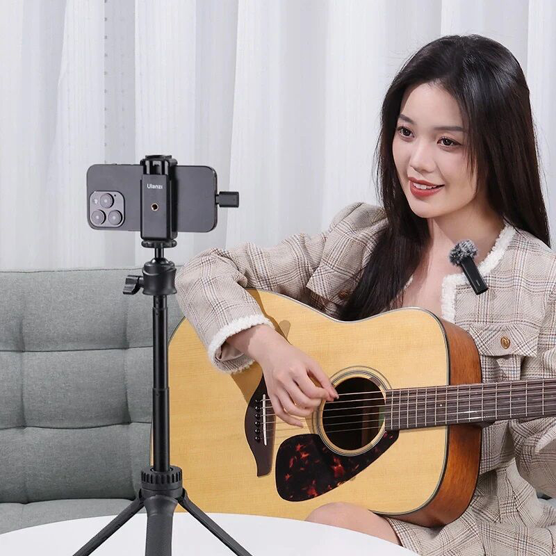 Picture of Ulanzi WM-10 Wireless Clip-on Microphone Smartphone(C-Type) Mic for iPhone(Lighting) Android Noise Reduction Microphone Lighting, Type C