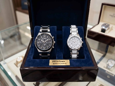 Picture of Couple 【Exclusive Offer】New Three-Dial Face Men's and Women's Steel Strap Watch - Luxurious Gold Tones, Casual Couple's Gift Watch - Quartz Movementwhite rose, black white, Black, White