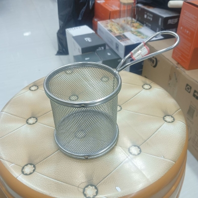 Picture of Fries Basket 304 Stainless Steel Hot Frying Basket Frying Pan Filter Food Colander Oil Leak Screen Noodle Dumpling Filter Fry Baskets with Handle(Round)-Silver