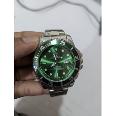 Picture of Professional Green Bezel Luxury Mens Dive Watch with Matching Sunburst Emerald Dial Featuring Premium Grade Stainless Steel Oyster Bracelet for Elite Watch Collectors and High End Professional Diving Enthusiasts Globally.-Silver