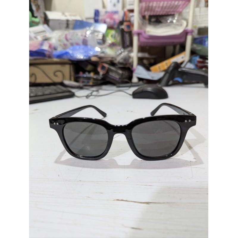 Picture of Exclusive unisex oversized black frame sunglasses for superior glare reduction and eye protection suitable for beach parties casual outings and formal events providing a sophisticated modern look for everyone.-Black