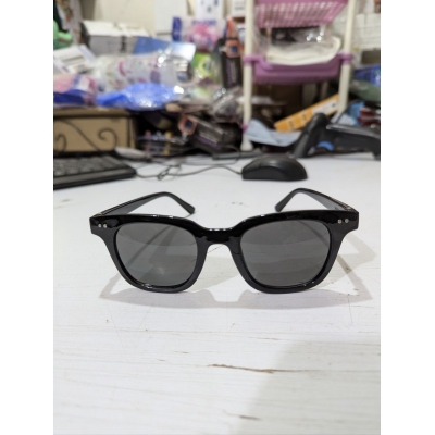 Picture of Exclusive unisex oversized black frame sunglasses for superior glare reduction and eye protection suitable for beach parties casual outings and formal events providing a sophisticated modern look for everyone.-Black