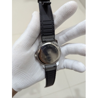 Picture of Premium Men's Watch Featuring a Luxury Grey Silicone Strap and Sleek Silver Dial Design with Analog Display for Sophisticated Business Professionals Seeking Elegance and Precision Timekeeping in Their Daily Life.-Silver